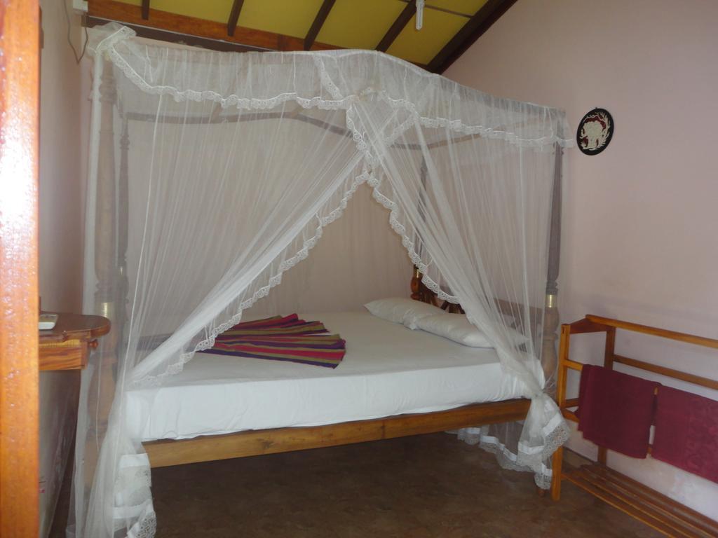 Sandu Guest Bed and Breakfast Mirissa Kamer foto